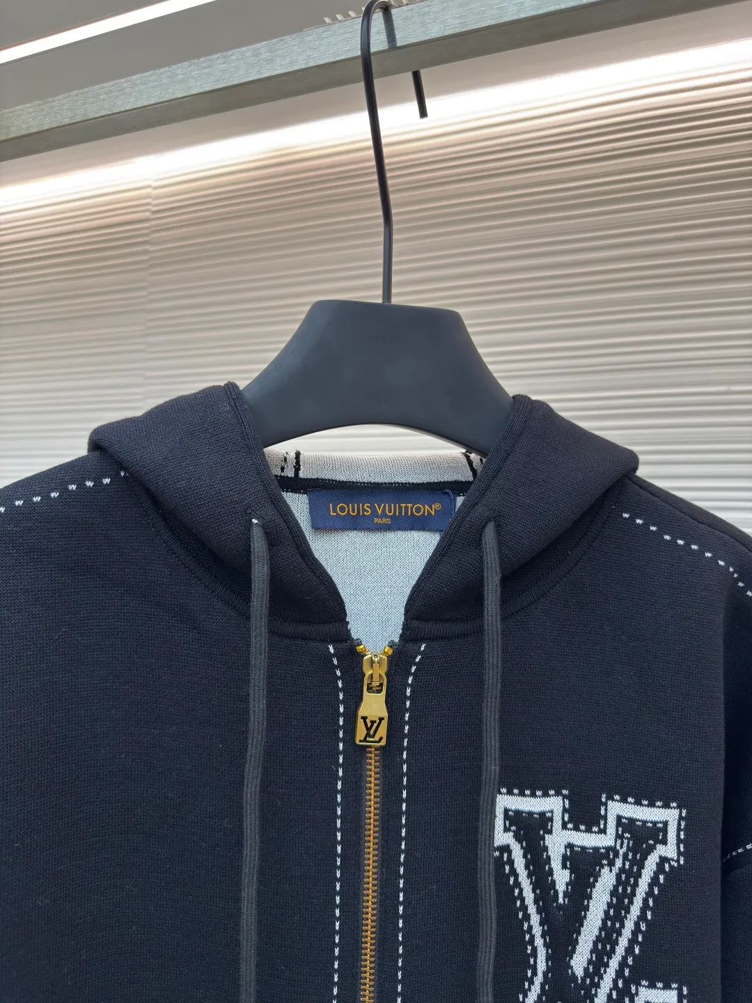 LOUIS VUITTON four-leaf clover zipper jacket ●Authentic product: purchased and developed for 18500 ●Item number: 1680392-B75 ●Fabric: combed siro spinning ●Technology: knitting ●Version: fitted version ●Weight: about 985 grams ●Size: S-M-L-XL ●Description: The fabric is made of 60-count double-strand combed siro spun yarn, which is twisted into one strand from 3 yarns, and is fixed-dyed in beige gray. Imported 1 4 knitting machines are used. A variety of local jacquard techniques plus an extremely complex double-sided middle plating technique can make the pattern convex and increase the thickness. Fine 16-needle sewing plate plus flat turning technology. The whole piece is washed with soft water. Same style for men and women!